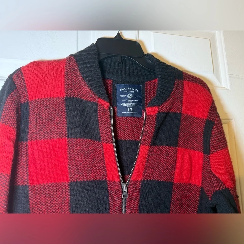 American Eagle Outfitters Men’s Sweater Small Red Black Buffalo Plaid Full Zip